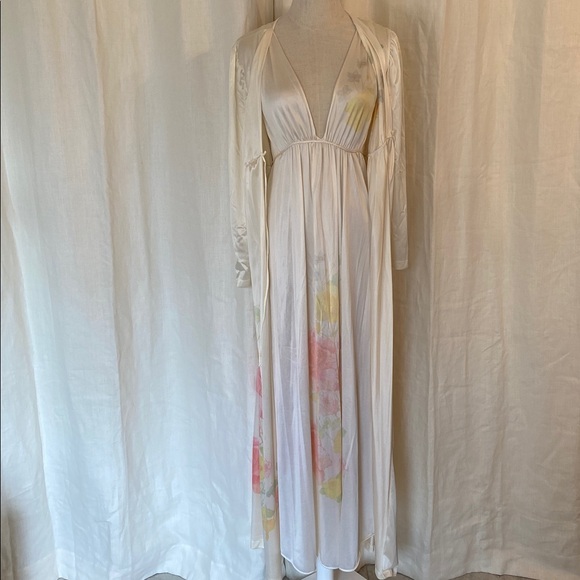 Kayser Nightgown and Robe Peignoir Set - Picture 6 of 13